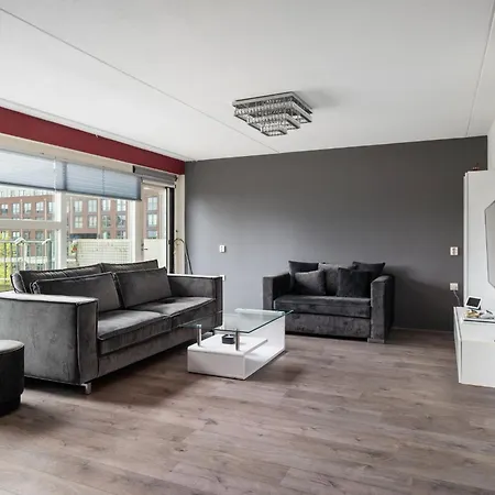 A Cozy And Furnished In Shared Modern Barendrecht