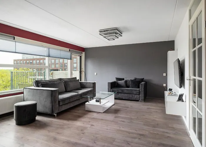 A Cozy And Furnished In Shared Modern Barendrecht