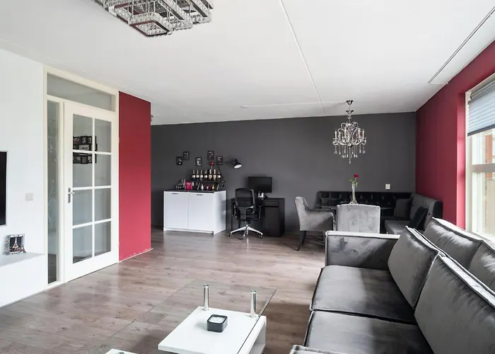 A Cozy And Furnished In Shared Modern Barendrecht