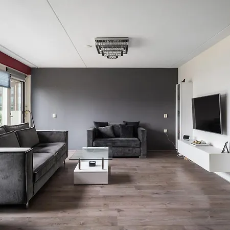 A Cozy And Furnished In Shared Modern Barendrecht