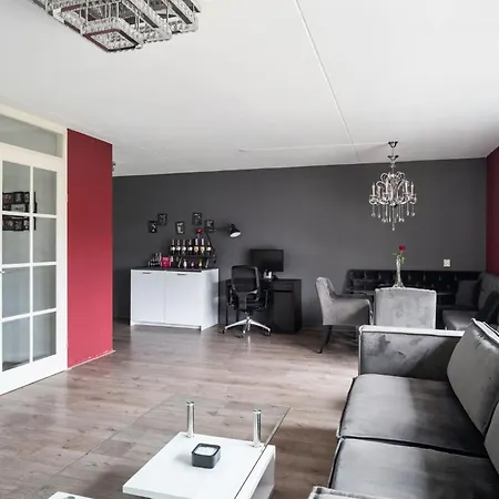 A Cozy And Furnished In Shared Modern Barendrecht